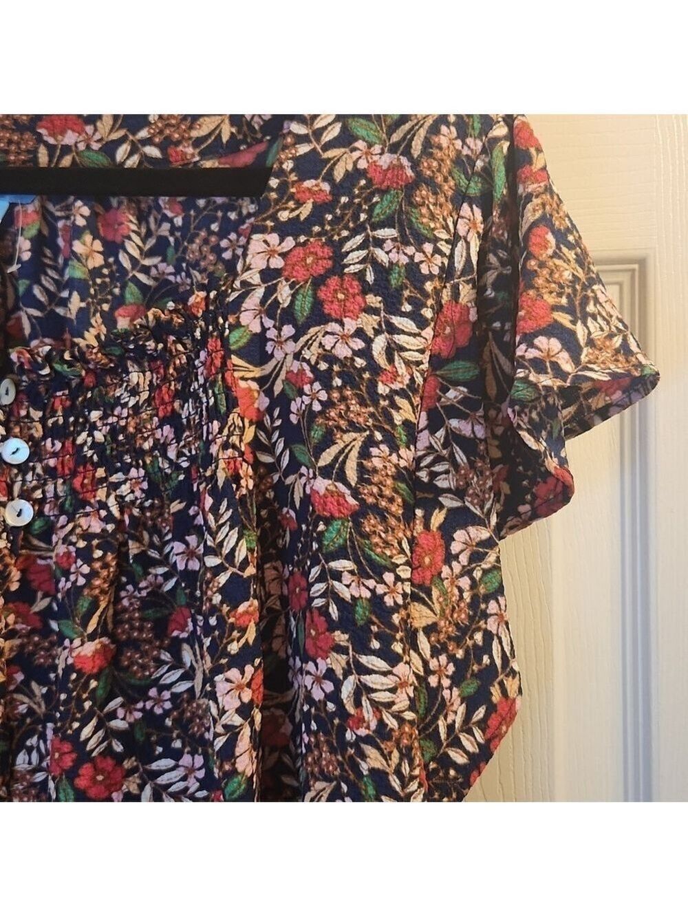 NWT Draper James flutter sleeve blouse XXL Red Blue Daint Floral Smocked Henley - Picture 5 of 8